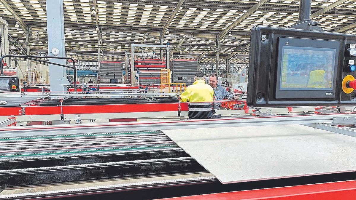 Imagen de la línea de producción de cerámica en una fábrica de Castellón.