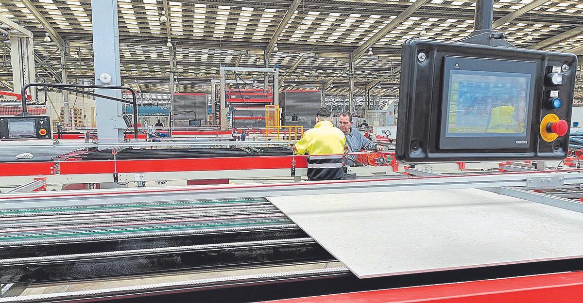 Imagen de la línea de producción de cerámica en una fábrica de Castellón.