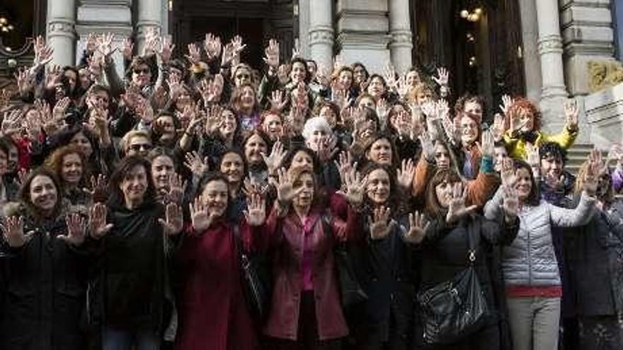 Las mujeres periodistas, ayer, ante la Junta General.