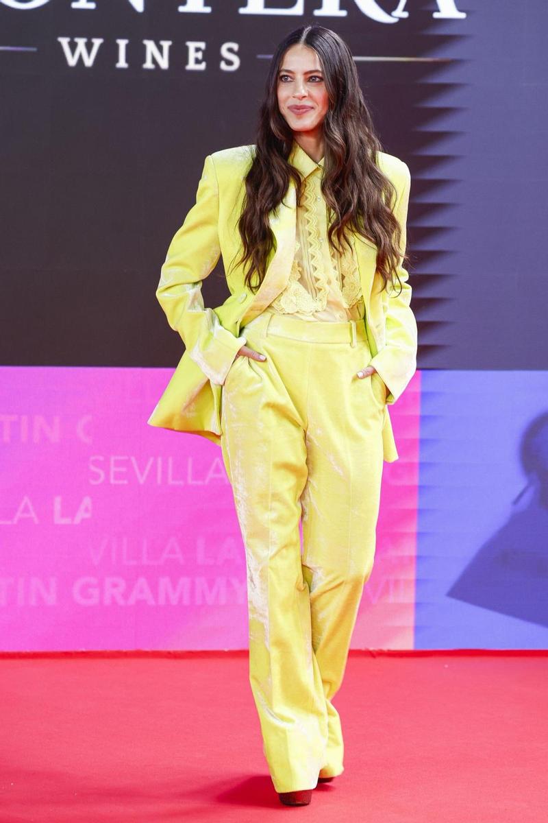 Debi Nova en la alfombra roja de los Latin Grammy 2023