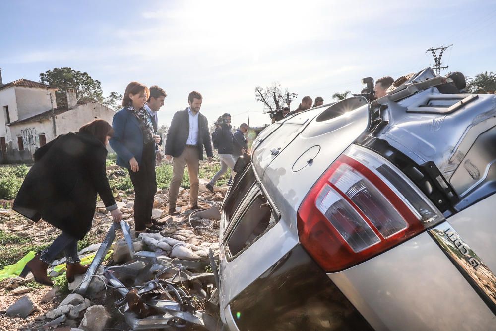 El presidente del PP, Pablo Casado, visita la zona de Almoradí en la que se rompió la mota del Segura