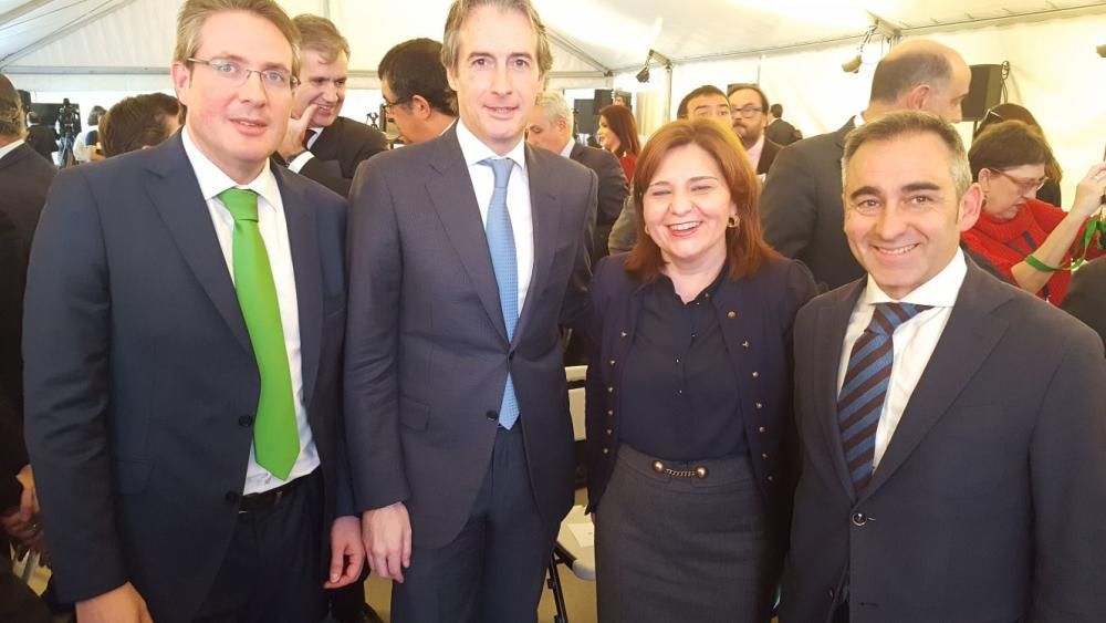 David Barelles y Miguel Barrachina, con Íñigo de la Serna e Isabel Bonig.