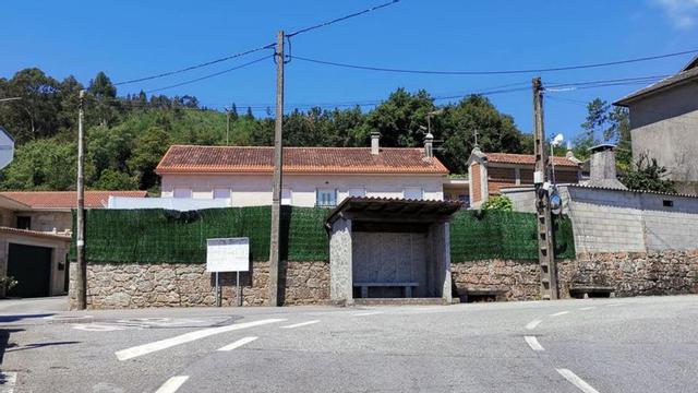 Parada de autobús en Igrexa, en la parroquia de Setecoros.   | // FDV