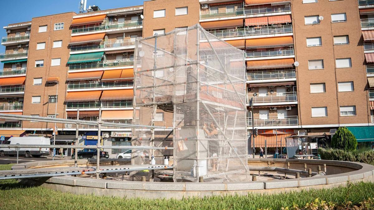 Trabajos de restauración de la escultura al Padre Panero en Mérida.