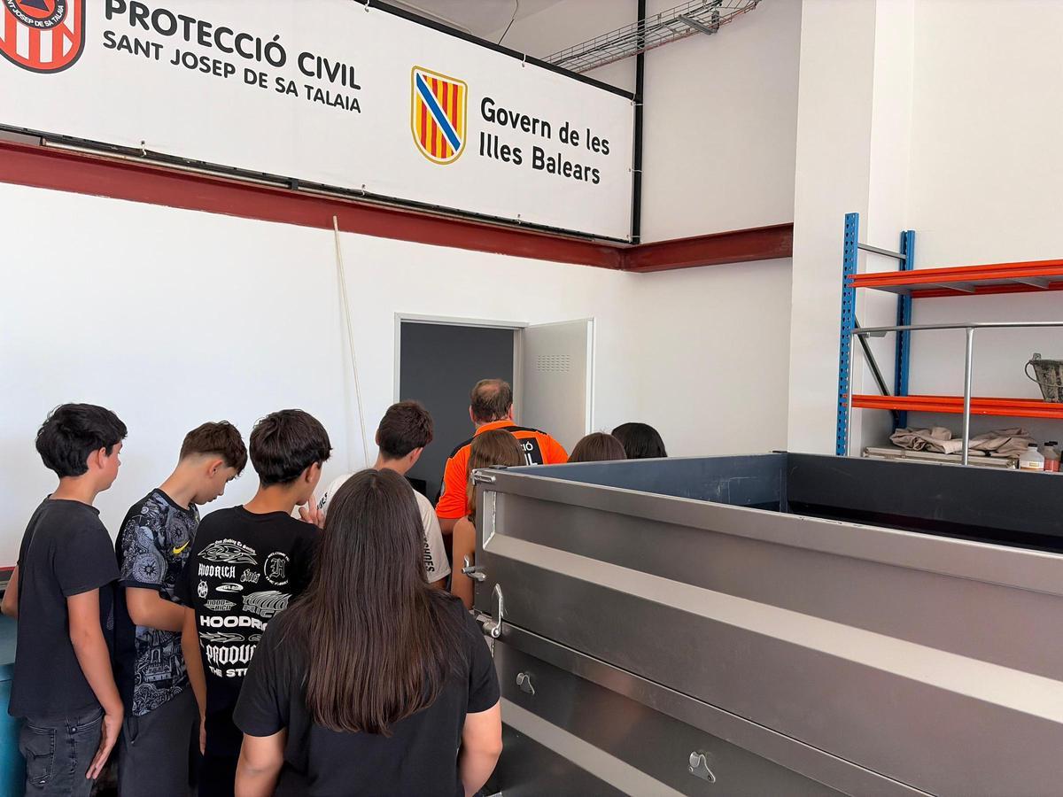 Alumnos del IES Sant Agustí en las instalaciones de Protección Civil.