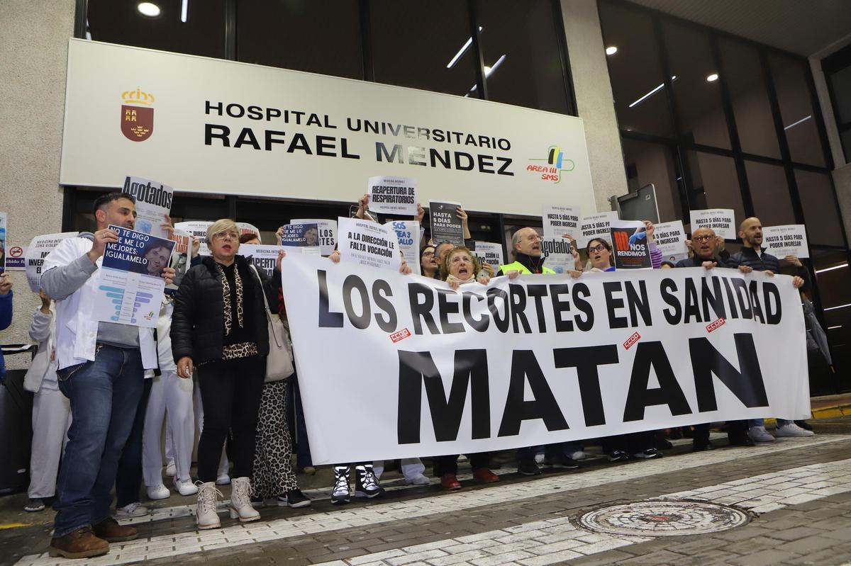 Protesta, de nuevo, en la puerta principal del hospital de Lorca.
