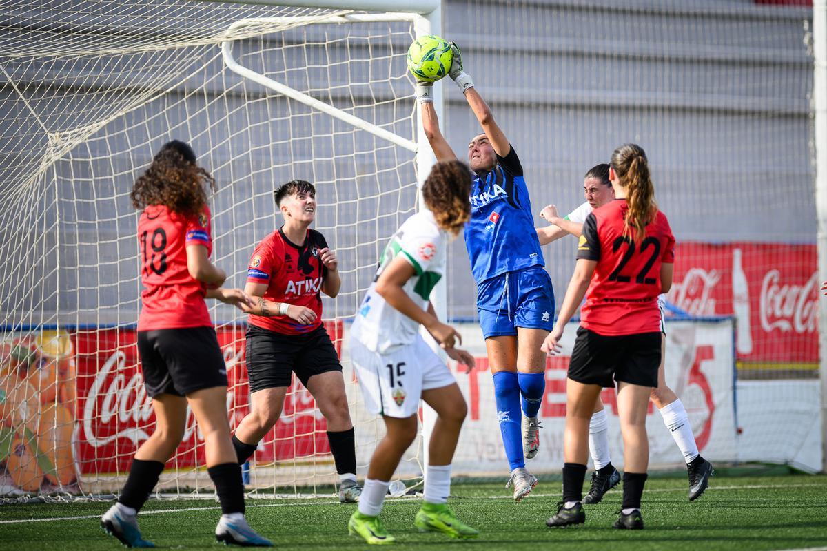 Lance de juego en el duelo entre Elche y Ontinyent