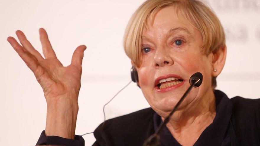 Karen Armstrong: &quot;Si se quiere eliminar el velo hay que dejarlo estar&quot;