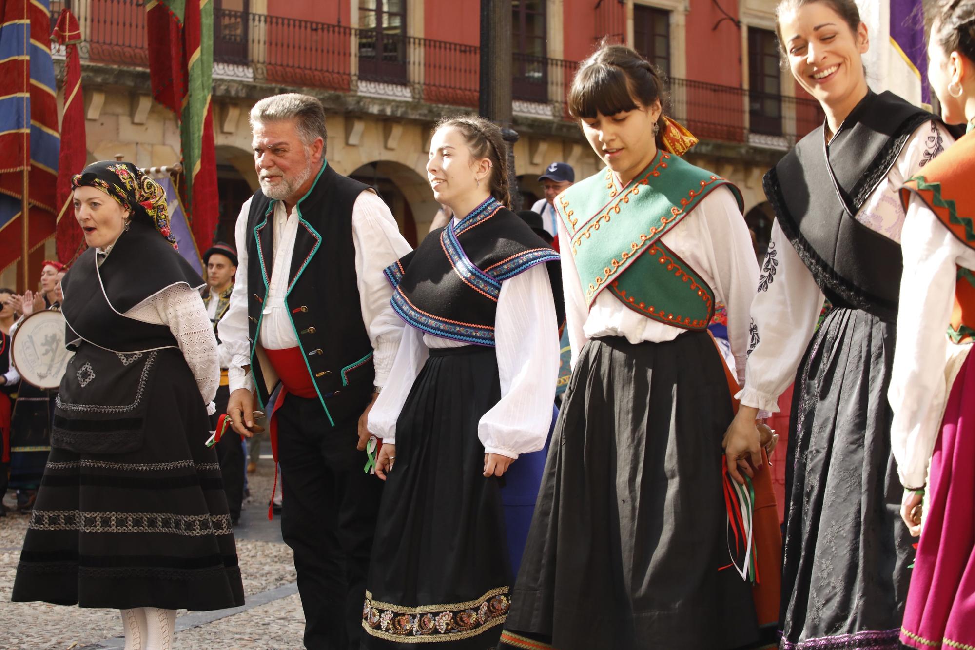 En imágenes: Gijón celebra el Día de León con bailes y el desfile de pendones