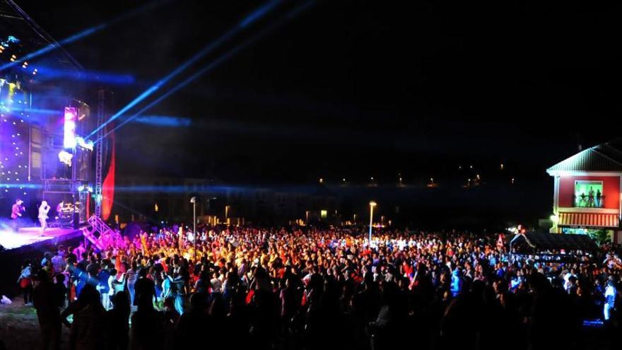 Actuación de una orquesta en unas fiestas de verano en Galicia.