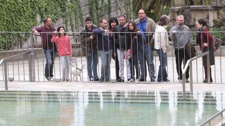 Turistas observan la piscina termal de As Burgas.  // Iñaki Osorio