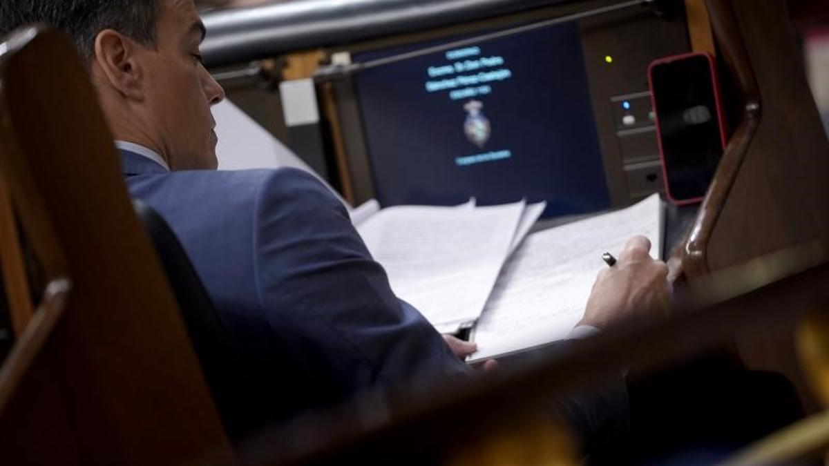 El presidente del Gobierno, Pedro Sánchez, en su escaño durante el pleno en el Congreso dedicado al último Consejo Europeo y al giro respecto al Sáhara, este 8 de junio de 2022.