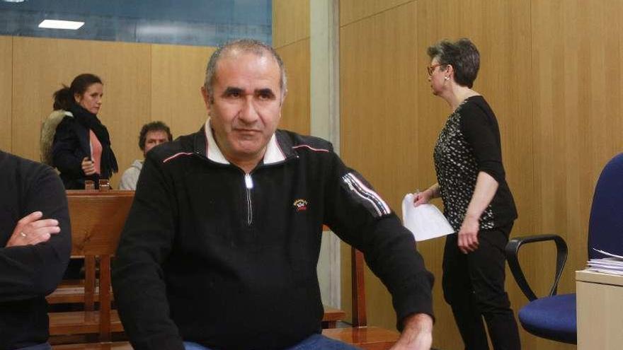 José Manuel Costas, ayer, en el banquillo del Penal 2 de Ourense. // Iñaki Osorio