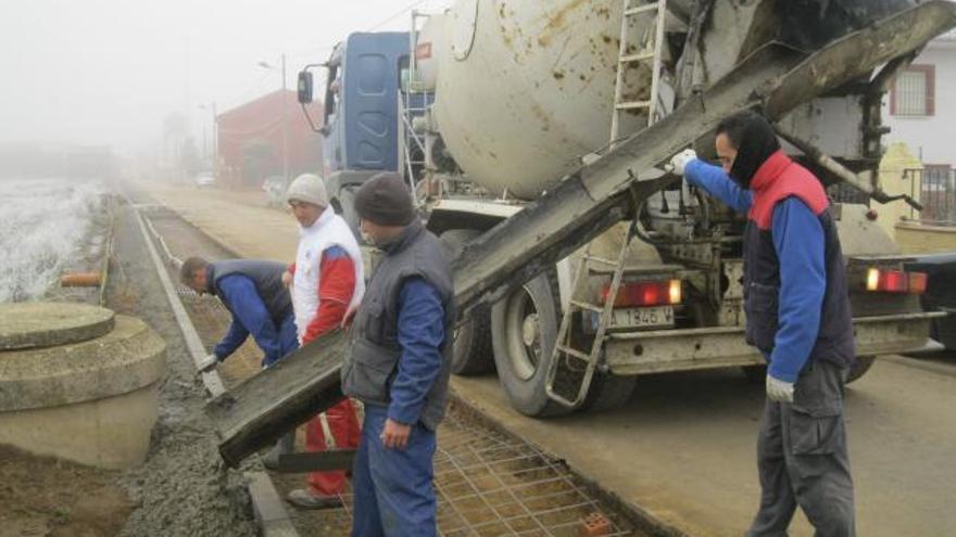 Operarios realizando trabajos en el acceso de Santa Colomba de las Monjas en la gélida mañana de ayer.