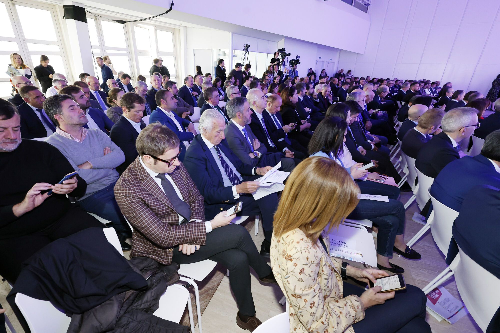 Público asistente al encuentro del Foro del Noroeste en Santiago de Compostela. 