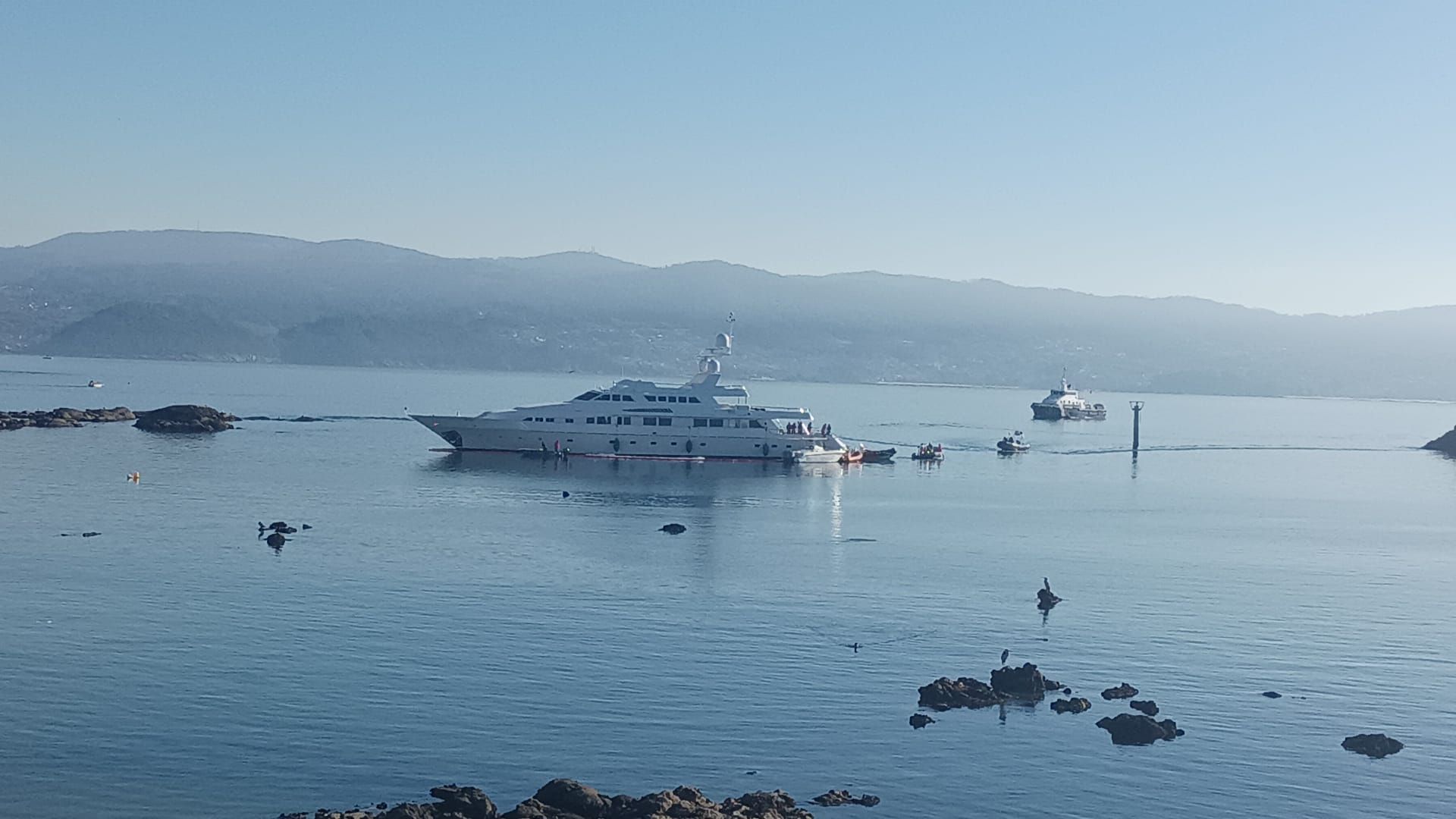 Así "rescataron" al megayate 'Tumberry C' en Sanxenxo