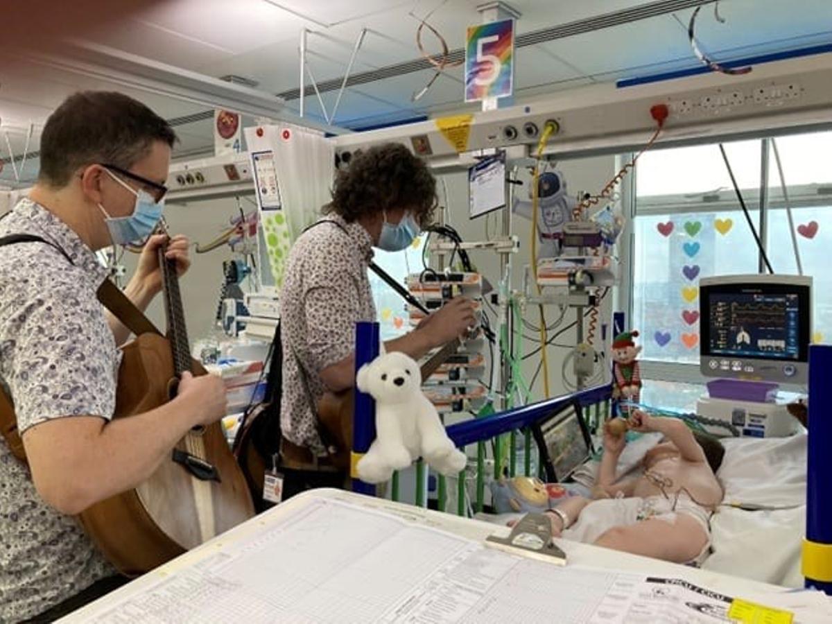 Un sesión de musicoterapia en un hospital