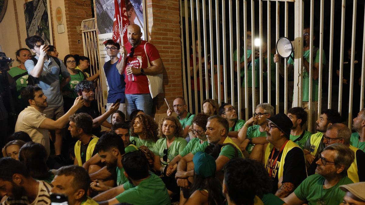 Los sindicalistas que se habían encerrado en la Conselleria salen de las instalaciones