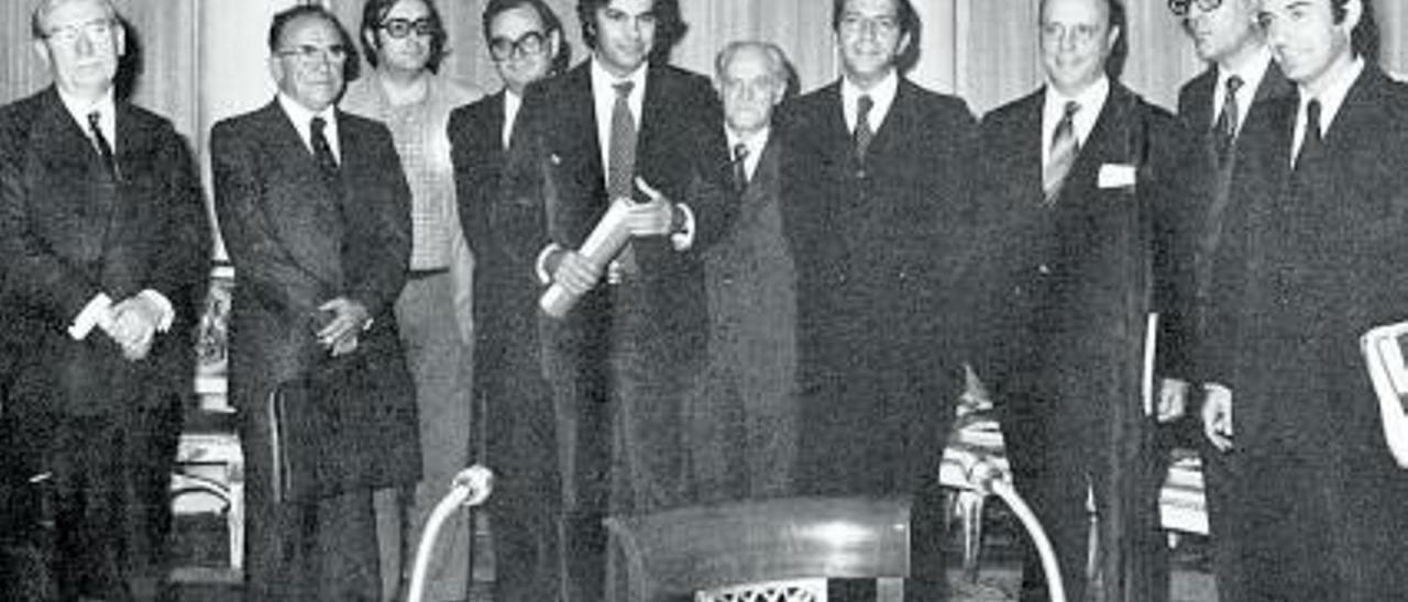 Manuel Fraga Iribarne, junto a la plana mayor del gobierno y la oposición en los Pactos de la Moncloa
