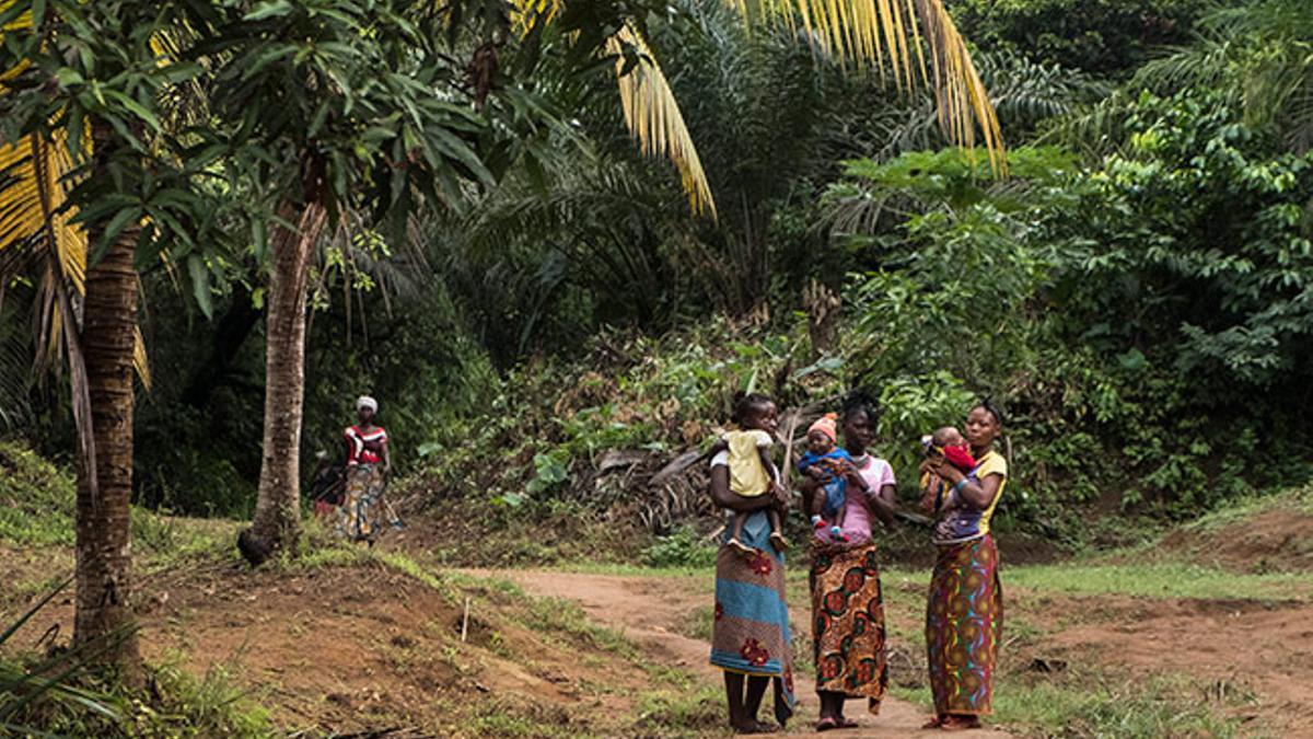 Mujeres adolescentes con sus hijos en Sierra Leona