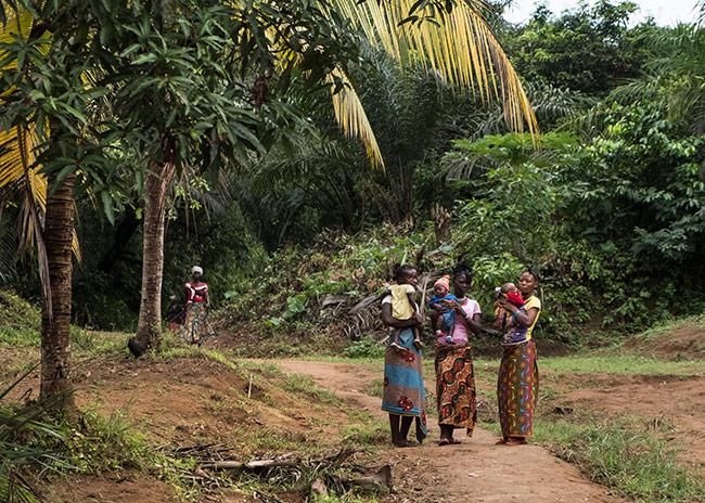 Mujeres adolescentes con sus hijos en Sierra Leona