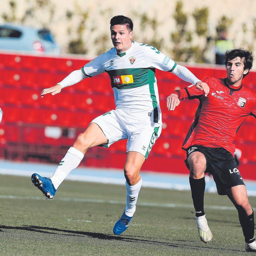 Guido Carrillo lucha por el balón