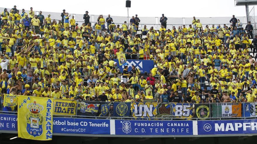 La grada ubicada entre Herradura y San Sebastián del Estadio Heliodoro Rodríguez López del CD Tenerife, en el que se ubican las aficiones visitantes, representada por la afición de la UD en el derbi liguero de 2022. | | LOF