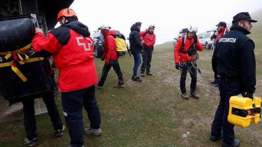 Equipos de rescate, ayer, en Errezil.