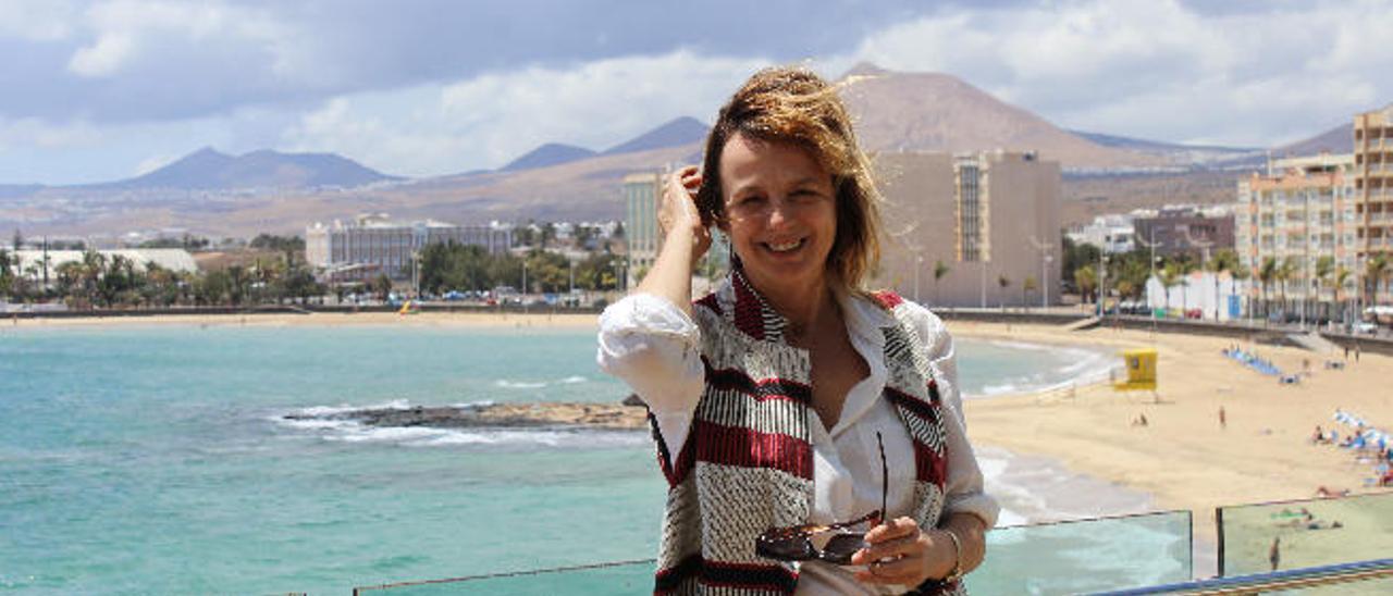 Enma Suárez, ayer, en la terraza del Arrecife Gran Hotel con la playa de El Reducto al fondo. A. F.