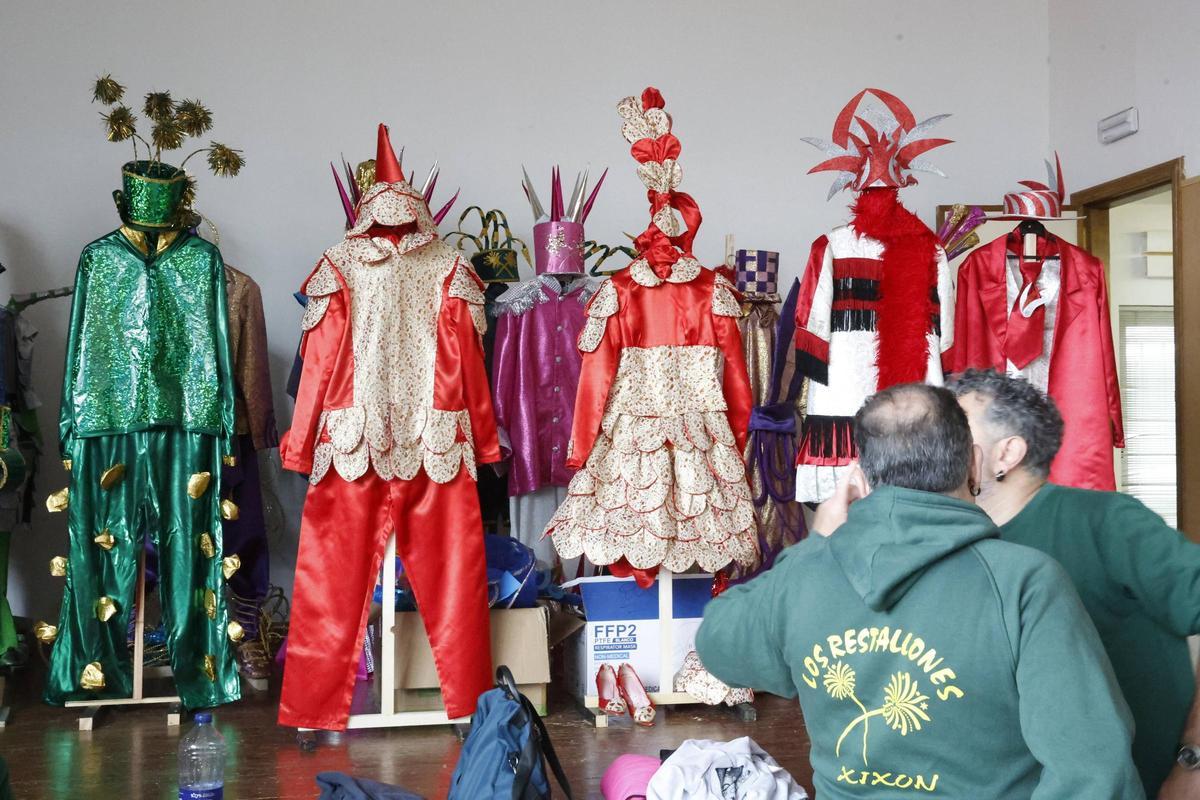Los preparativos de la exposición de la charanga gijonesa "Los Restallones" por sus 25 años, en imágenes