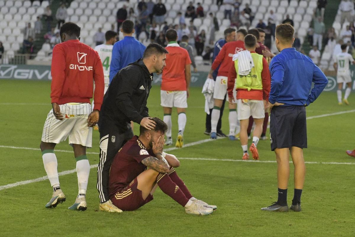 Los jugadores del Córdoba tratan de consolar a los futbolistas del Badajoz