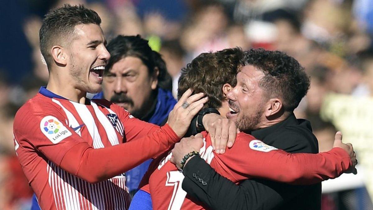 Lucas celebra un gol junto a Griezmann y Simeone