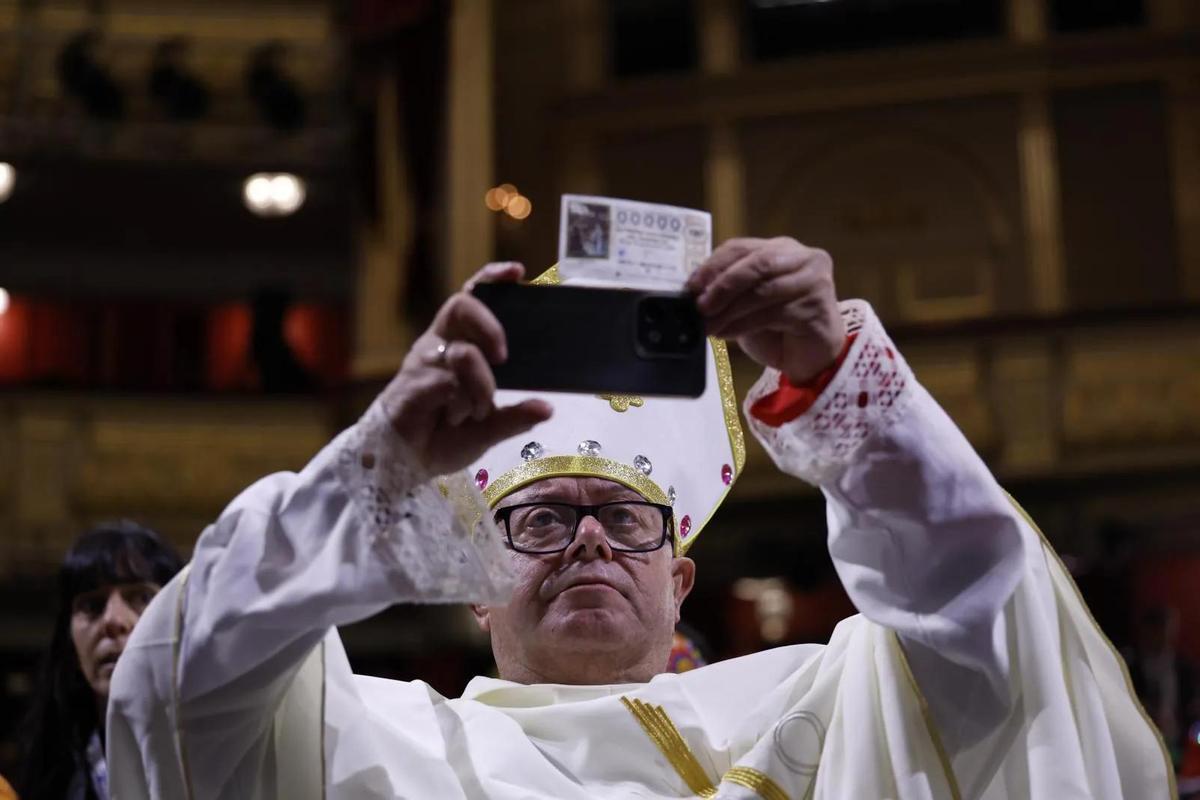 Un hombre vestido de padre en la Lotería de Navidad