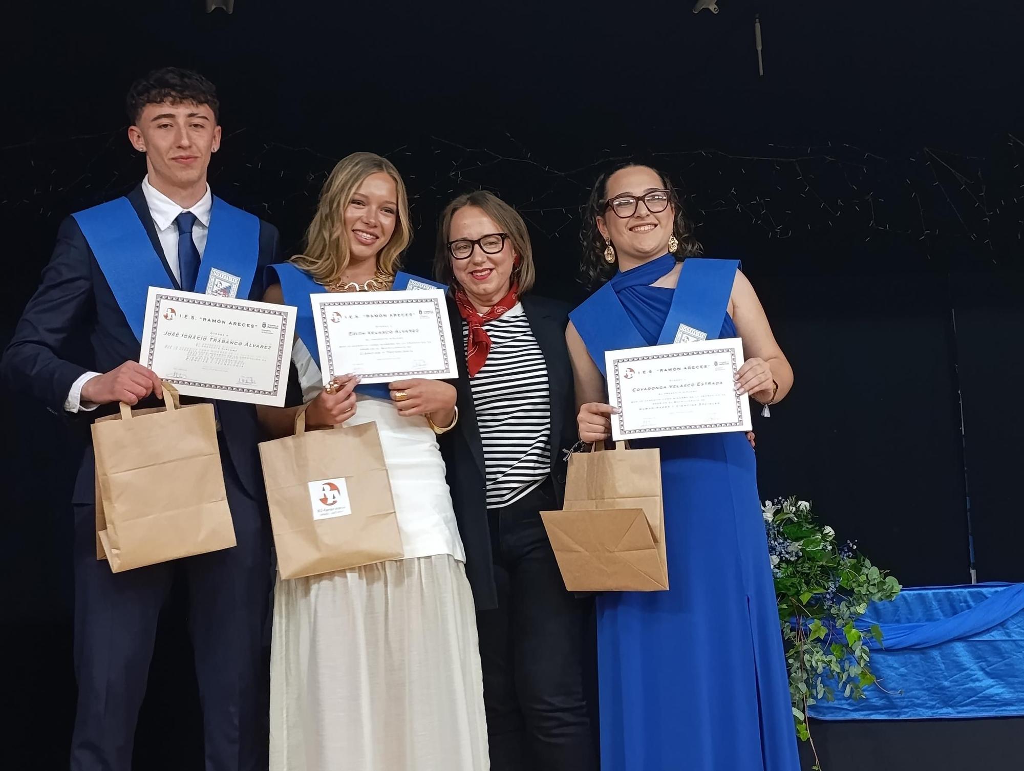 Diplomas y música en la Graduación del Ramón Areces de Grado