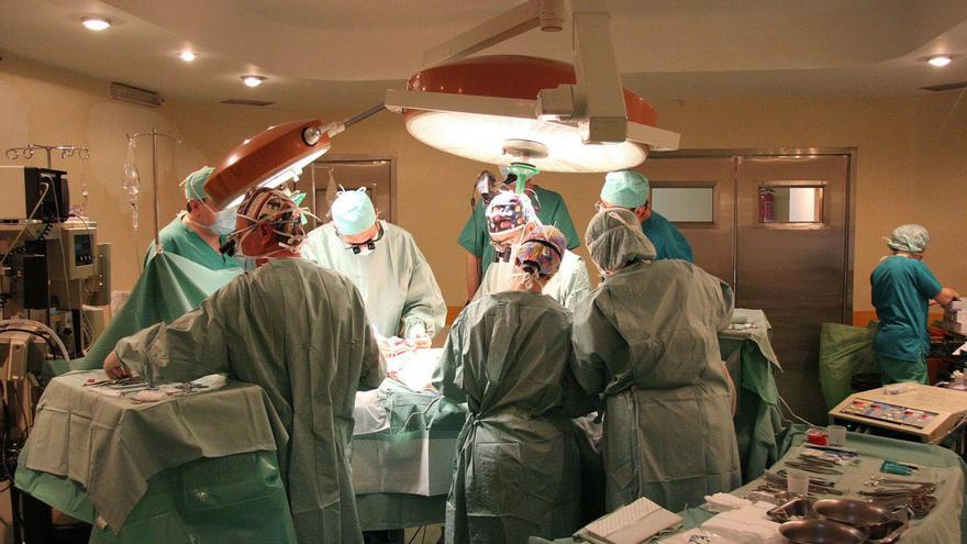 Profesionales sanitarios, durante una cirugía en un quirófano del hospital público de Ourense. | I. O.