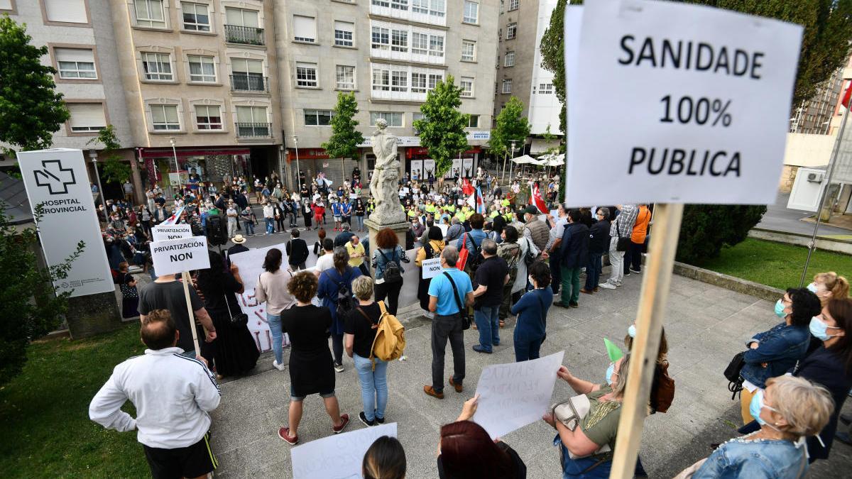 Concentración por la sanidad pública ante el Provincial. // G. Santos