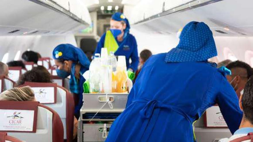 El servicio a bordo es una de las enseñas de la aerolínea canaria.