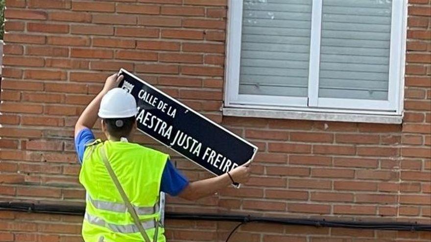 Retirada de la placa de la calle dedicada a la maestra Justa Freire