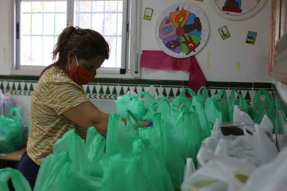 Reparto solidario de comida en los Asperones