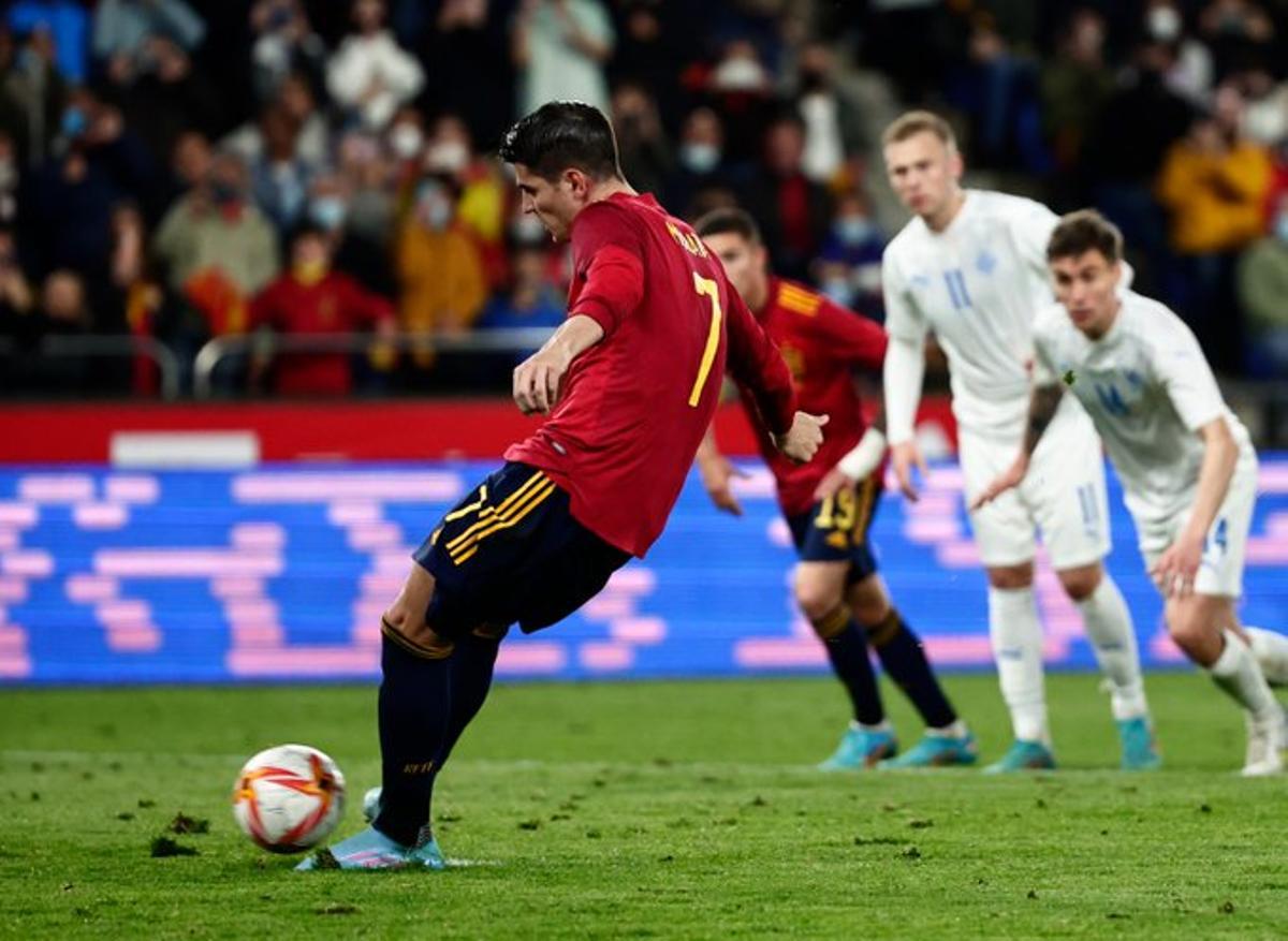 Morata marca de penalti el 2-0 a Islandia en Riazor.