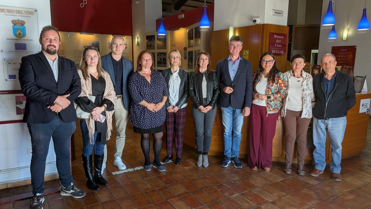 Turismo ‘Slowdown’ Bullas | Bullas comparte su experiencia en enoturismo con una delegación húngara del proyecto europeo ‘Slowdown’