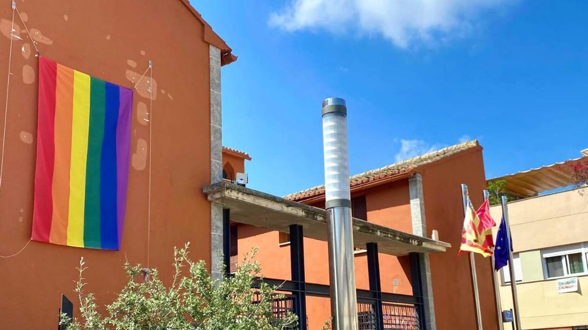 Una de las banderas colgadas en Potries.