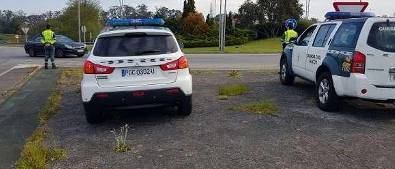 Un control de carretera de la Guardia Civil, ayer. // FdV