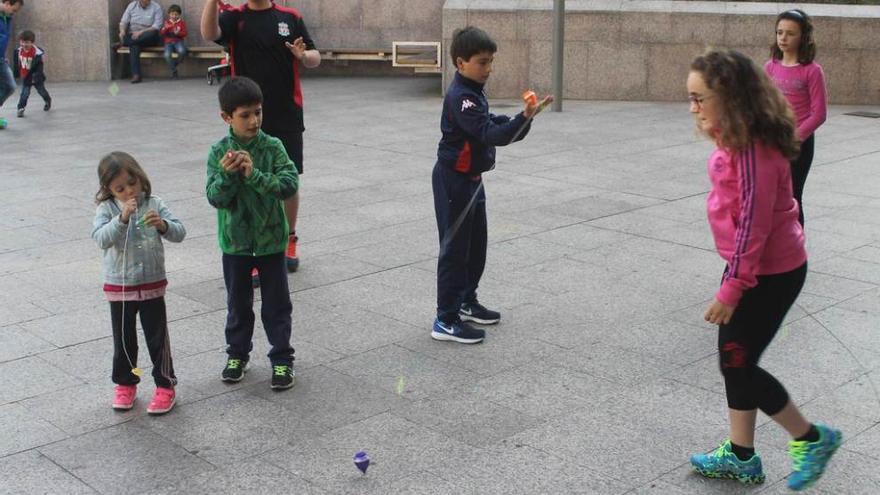 Irene Fernández, Laura González, Lucas Espinosa, Mael García, Lucas González y Sara González, de derecha a izquierda, en Candás.