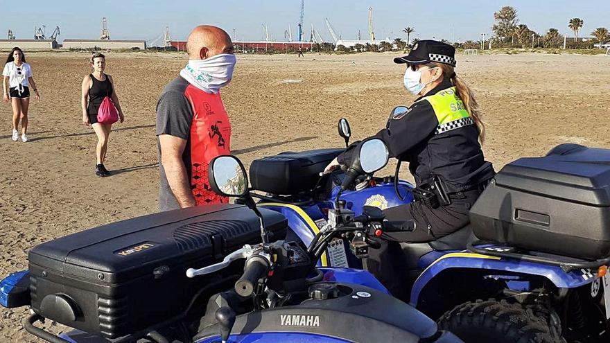 Policías locales de Sagunt, patrullando ayer por la playa.