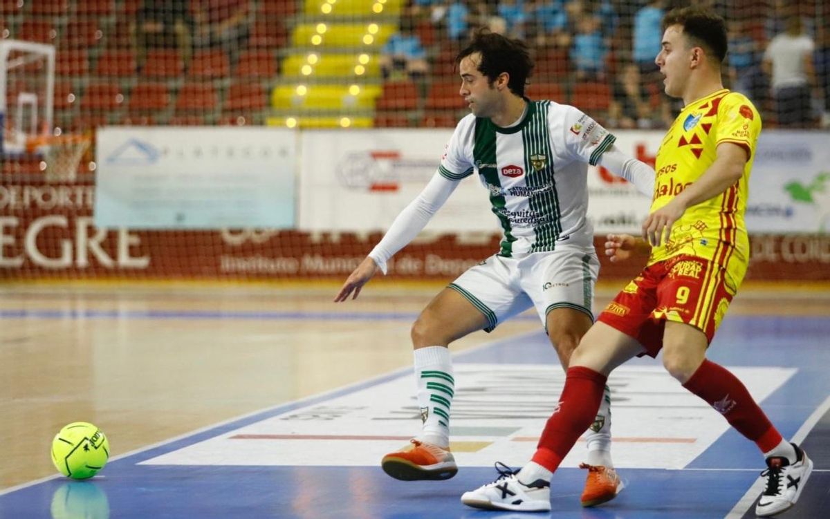 Pablo del Moral controla el balón.