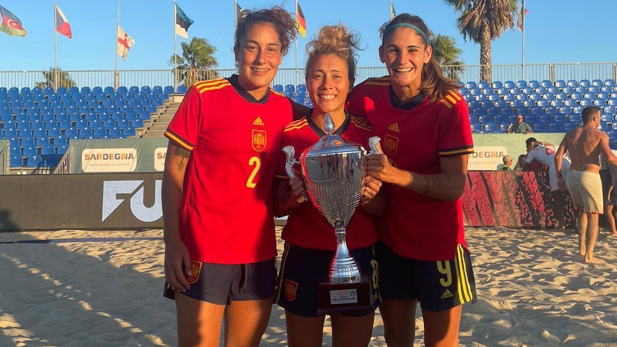 Andrea Mirón, Sara Tui y Carol González, con el trofeo.