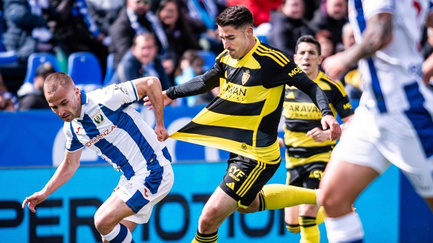 Franquesa agarra a Toni Moya en un momento del partido.