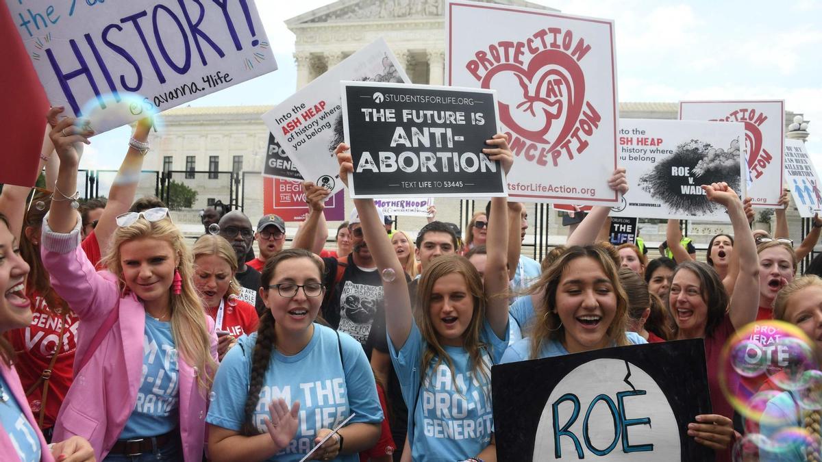Anti-abortion campaigners celebrate outside the US Supreme Court in Washington, DC, on June 24, 2022. - The US Supreme Court on Friday ended the right to abortion in a seismic ruling that shreds half a century of constitutional protections on one of the most divisive and bitterly fought issues in American political life. The conservative-dominated court overturned the landmark 1973 &quot;Roe v Wade&quot; decision that enshrined a woman&#039;s right to an abortion and said individual states can permit or restrict the procedure themselves. (Photo by OLIVIER DOULIERY / AFP)