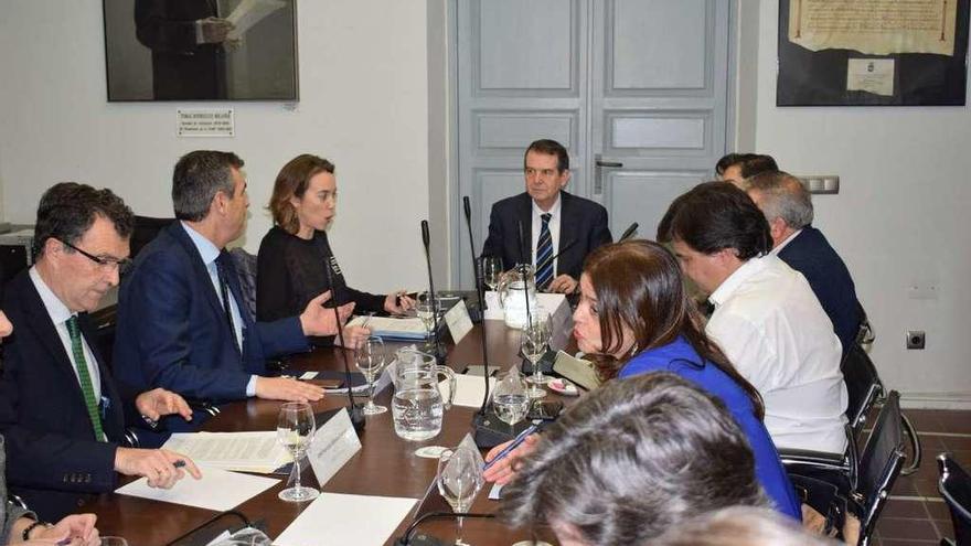 Reunión de la junta de gobierno extraordinaria de la FEMP celebrada ayer en Madrid.